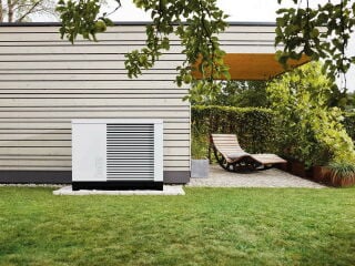 Die smarte Green-Mode-Regelung erkennt auf Basis von CO2-Daten und Strom-Börsenpreisen, wann der Strom nicht nur günstig ist, sondern auch möglichst emissionsarm produziert wurde. So kann jeder selbst bestimmen, ob das Gerät maximal ökologisch oder maximal günstig arbeiten soll.