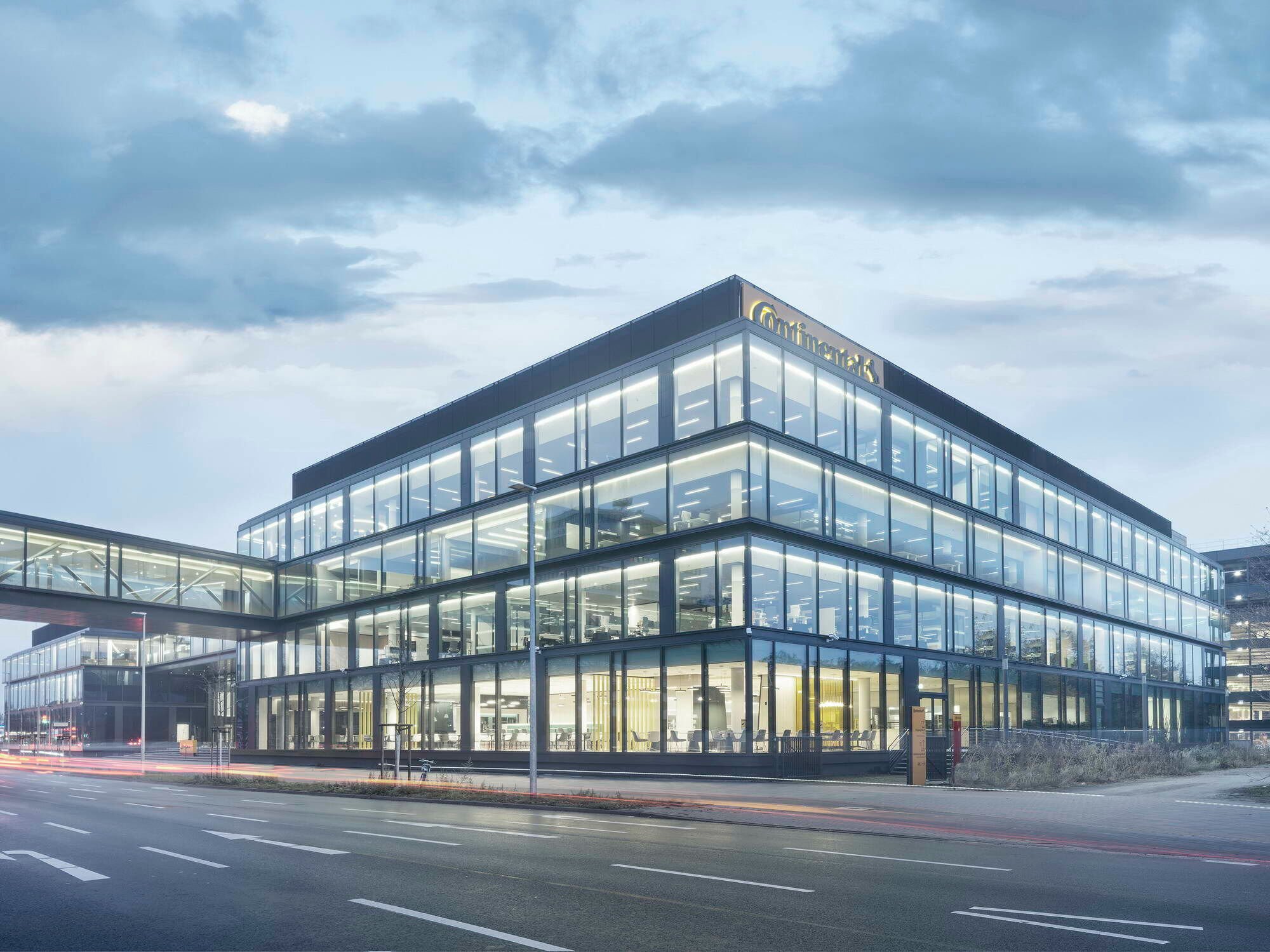 Der Gebäudekomplex des neuen Continental Hauptsitzes nach Plänen von Henn gibt sich in der Ansicht sehr offen, mit großen Fensterflächen, durch die viel natürliches Licht in den Innenraum gelangen kann.