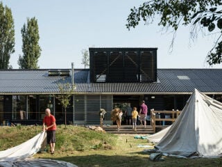 Für Forest School Camps (FSC) planten Mole Architects und Invisible Studio ein neues Lager- und Schulungsgebäude unweit von Haddenham.