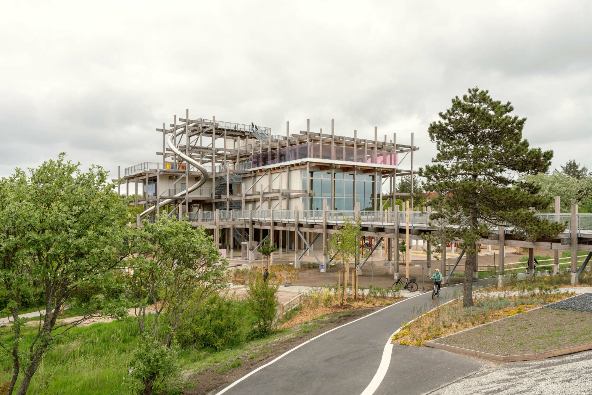 Blick vom Deich auf das Gebäude, dessen Konstruktion zu einem überwiegenden Teil aus Holz besteht.