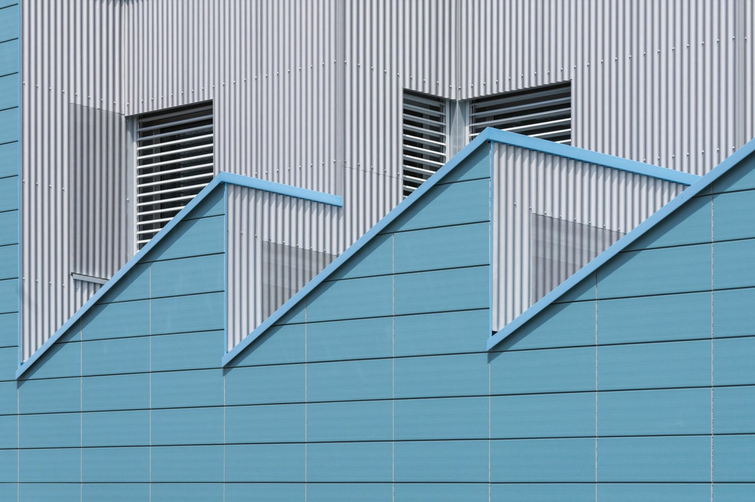 Die Vorgeh&auml;ngte hinterl&uuml;ftete Fassade ist flexibel umbau- und vollst&auml;ndig r&uuml;ckbaubar. Die rechteckigen, matt glasierten Platten wurden einfach in das Systemprofil eingeh&auml;ngt.
