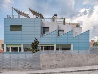 Ignacio G Galán und OF Architects entwarfen für ein Paar aus Madrid ein Haus das im Alter mitwächst. 