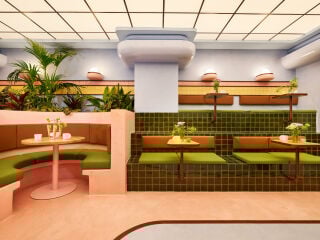 Das Büro Masquespacio hat für eine Eisdiele im Herzen Barcelonas ein Interieur gestaltet, das auch visuell für einen Serotonin-Ausstoß sorgt.