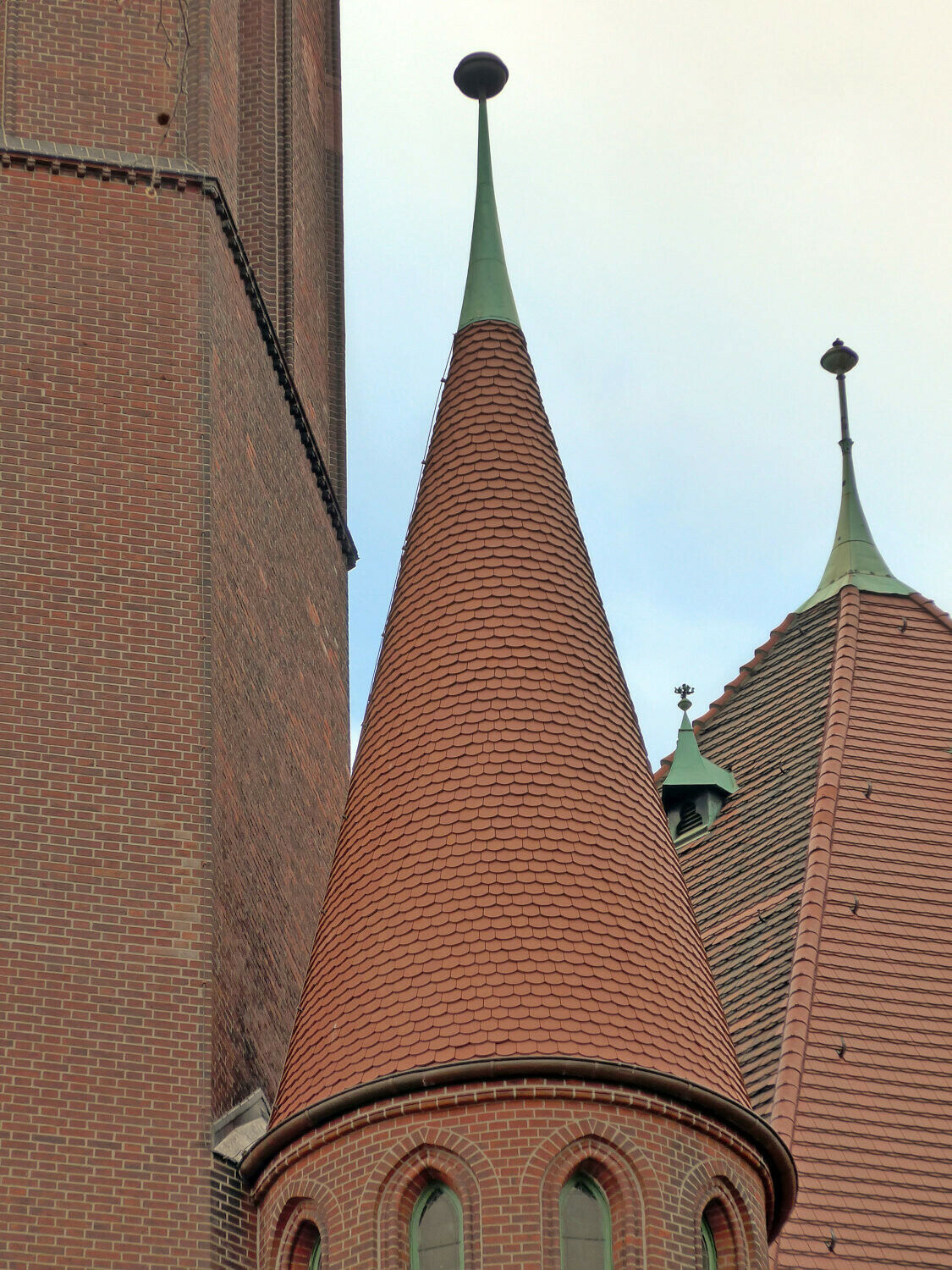 Kirchenbau mit Kegeldach 