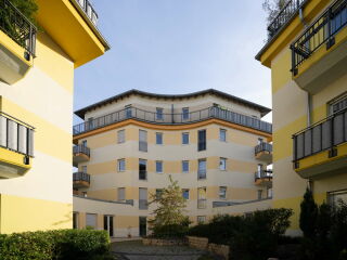 Ein Neubau-Ensemble bestehend aus drei Mehrfamilienhäusern mit insgesamt knapp achtzig Wohneinheiten wird von einer Kaskade aus sechs Großwärmepumpen des Herstellers Stiebel Eltron beheizt. 