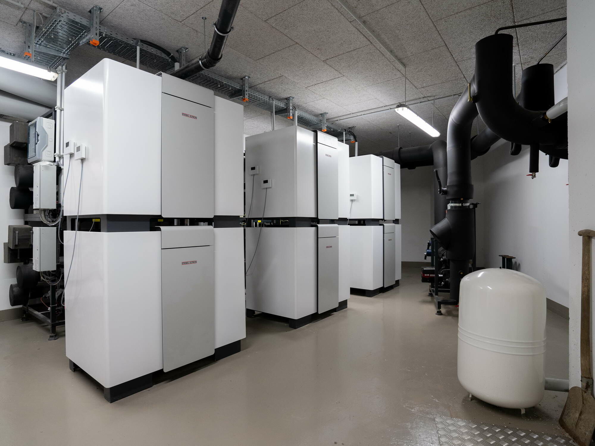 Die sechs Großwärmepumpen Stiebel Eltron WPF 66 stellen fast 400 kW Heizleistung zur Verfügung, mit einer Jahresarbeitszahl von 6,0.