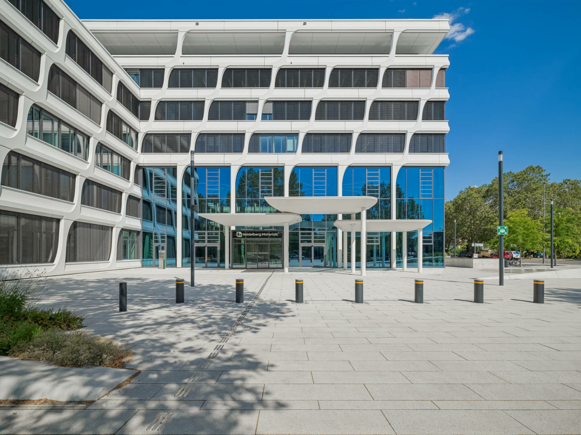 Das Baustoffunternehmen bezog im Juni 2020 das imposante, siebengeschossige Bauwerk.