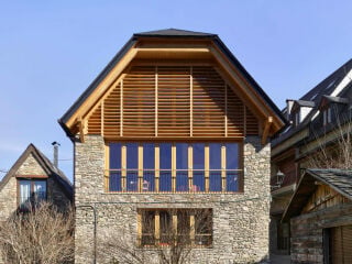 In dem kleinen Dorf Bagergue, in den spanischen Pyrenäen, hat das Planungsbüro Taillandier Architectes Associés ein Wohnhaus entworfen. 