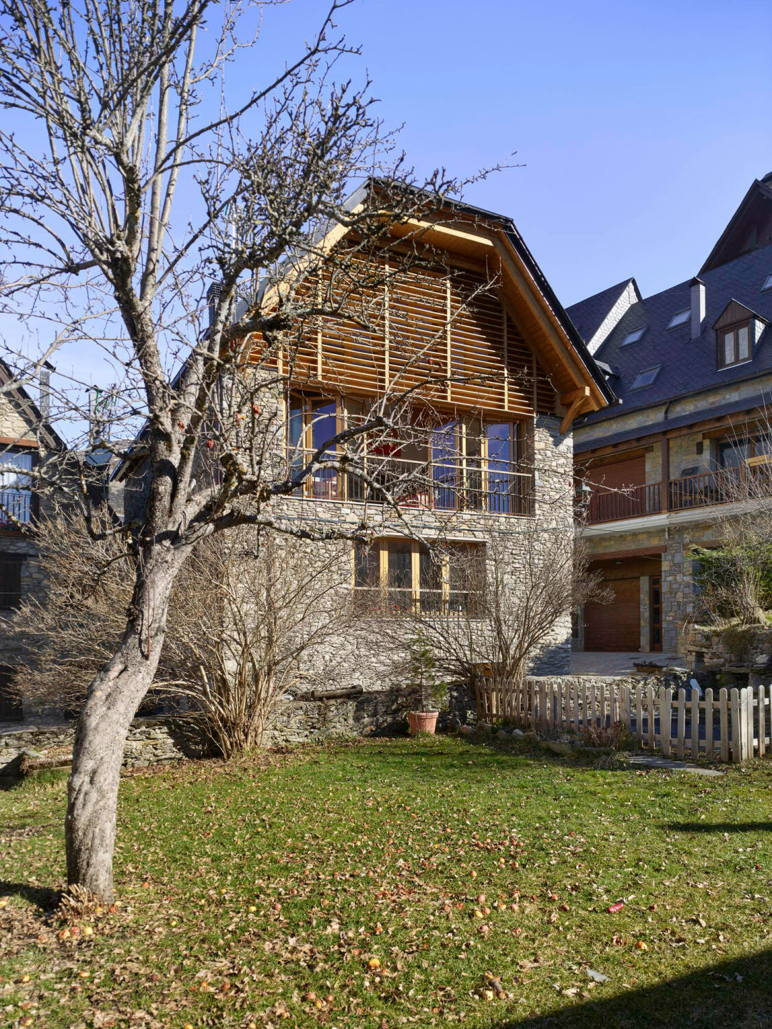 Der rustikale Neubau mit Krüppelwalmdach bietet Platz für zwei Familienwohnungen.