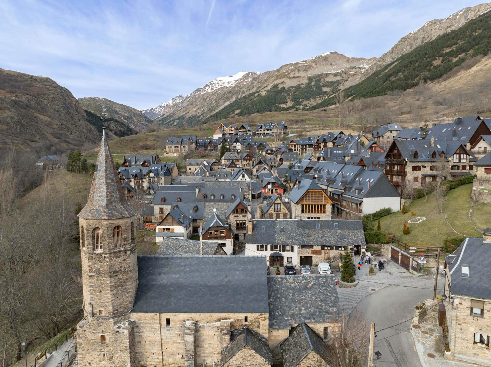 In unmittelbarer Nähe des Wohnhauses befindet sich die romanische Kirche Iglesia de Sant Fèlix.