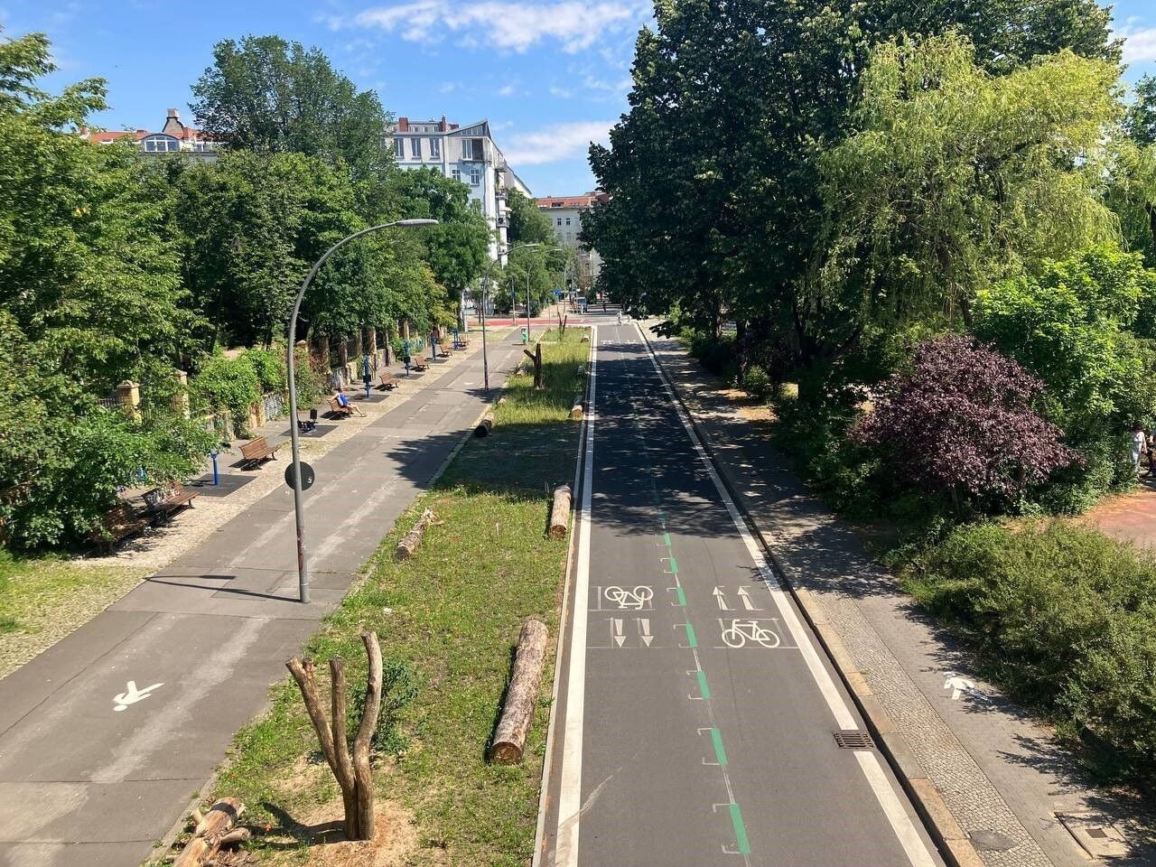 Mit der Umgestaltung des Straßenraums gewinnt das Görlitzer Ufer an neuer Aufenthaltsqualität und fördert den Fuß- und Radverkehr, sowie eine dezentrale Regenwasserbewirtschaftung. 