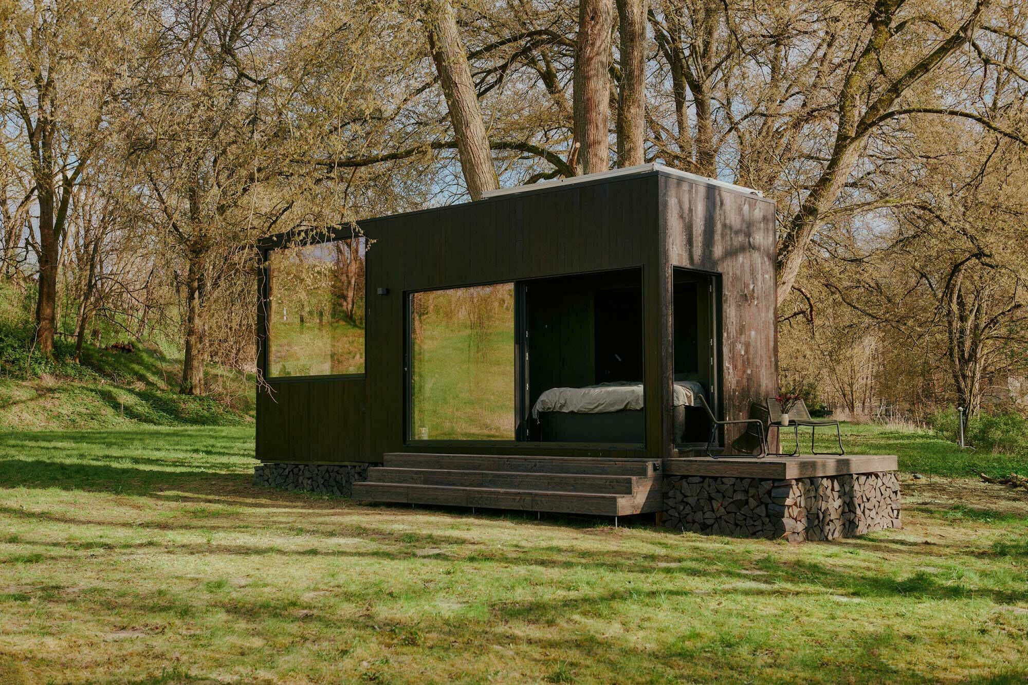 Die Cabin ist aus Holz und 18 Quadratmeter groß. 