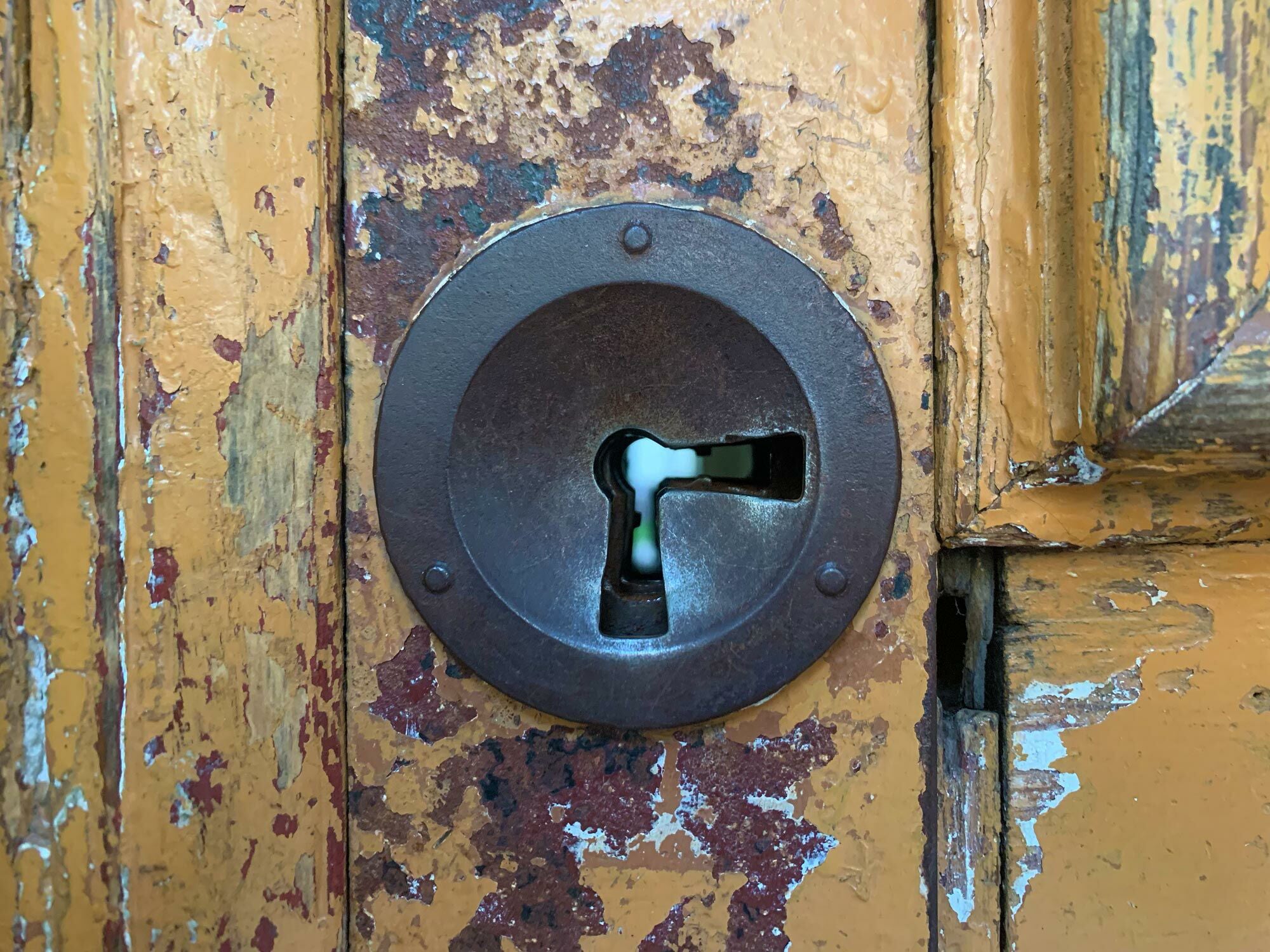 Der Schlossermeister Johannes Schweiger entwickelte 1912 ein besonderes Schloss mit zwei Schlüssellöchern und einem dazugehörigen Schlüssel mit zwei Bärten. 