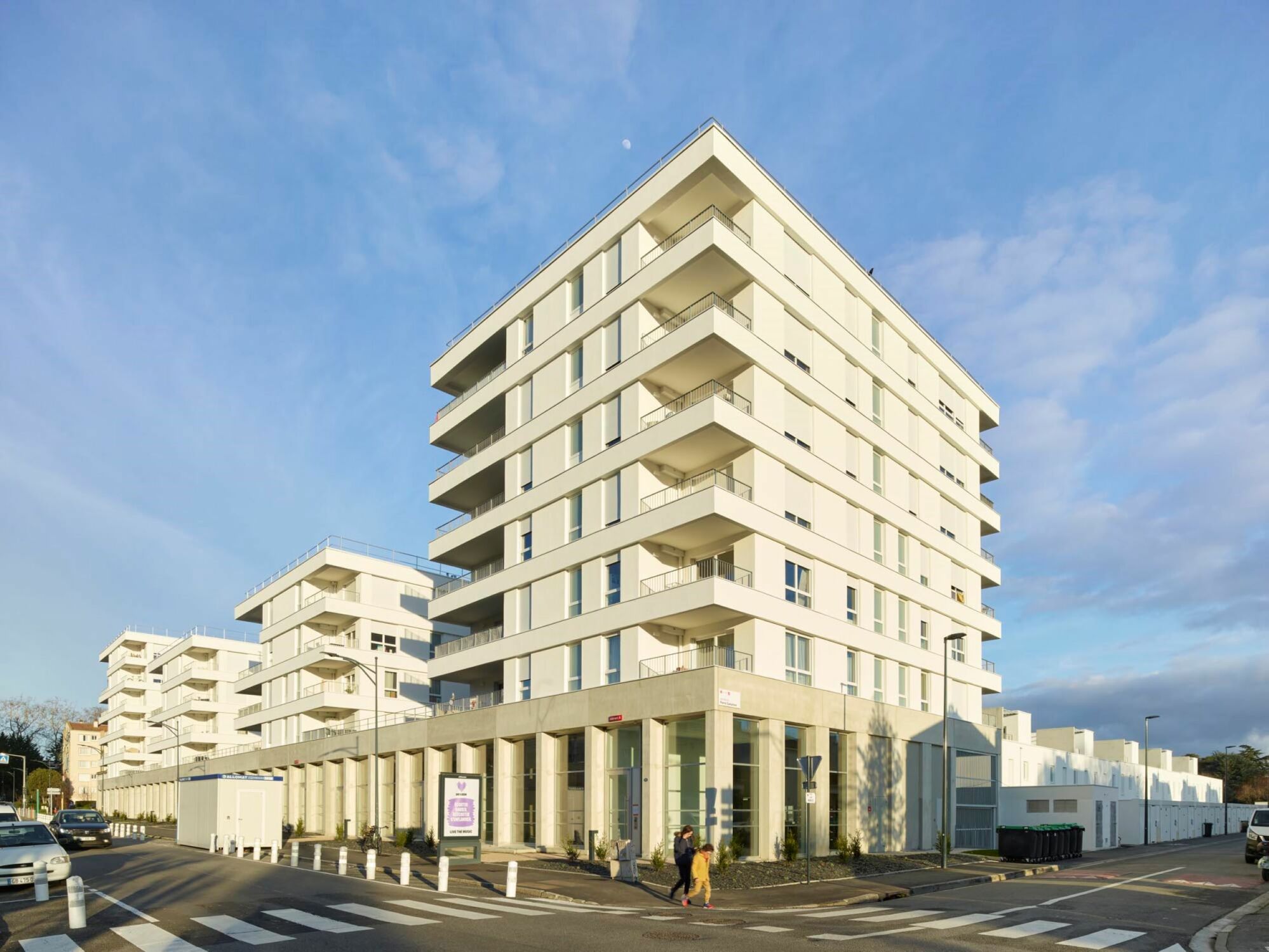 Taillandier Architectes Associes (TAA) realisierten in einer ersten Phase zur Revitalisierung des Quartiers Saouzelong außer dem Geschosswohnungsbau eine Reihe von Stadthäusern (rechts im Bild).