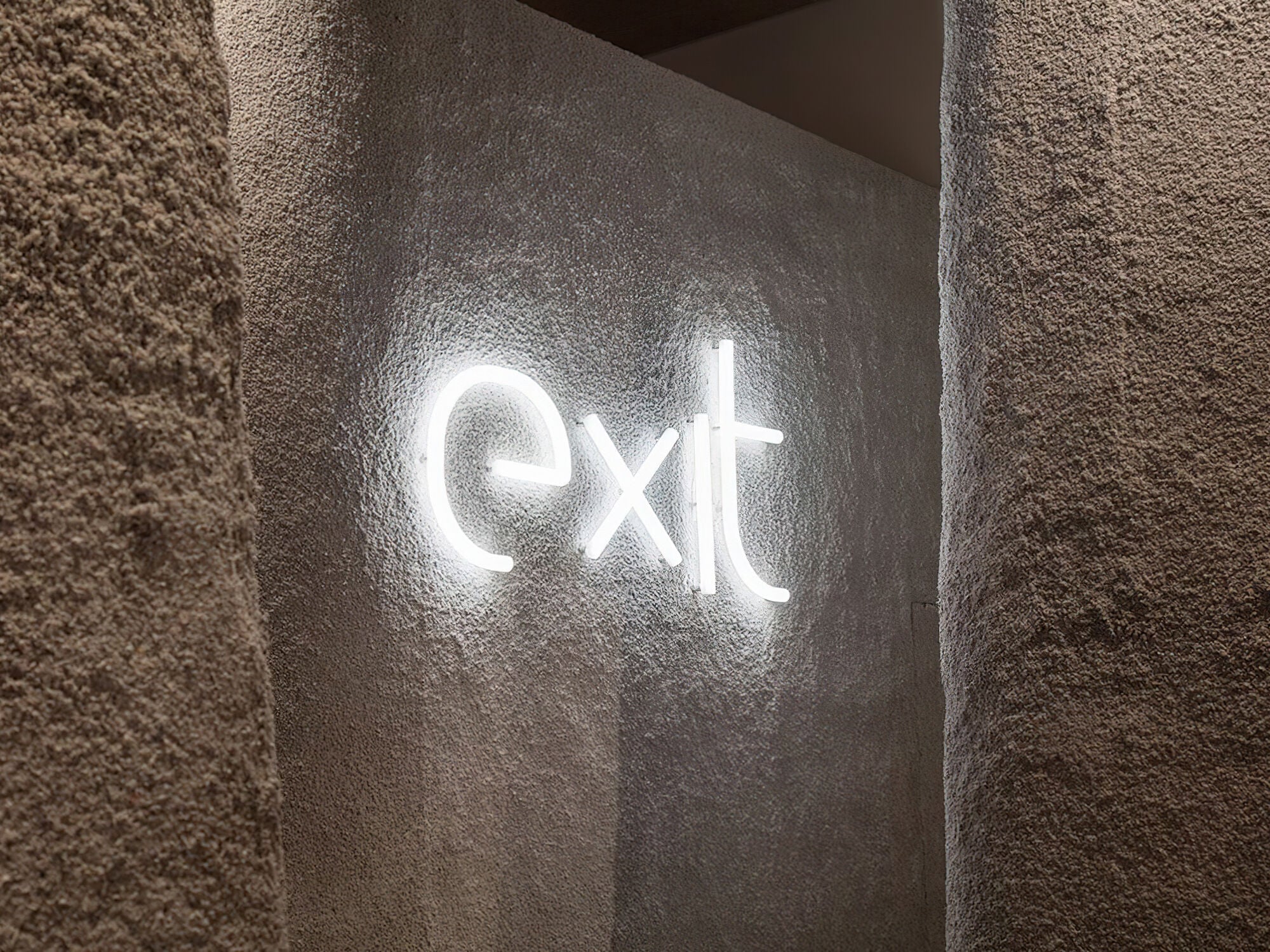 Mit den von Artemide in Kooperation mit BIG entwickelten Leuchtbuchstaben können Räume mit Licht und Botschaften gefüllt werden. 