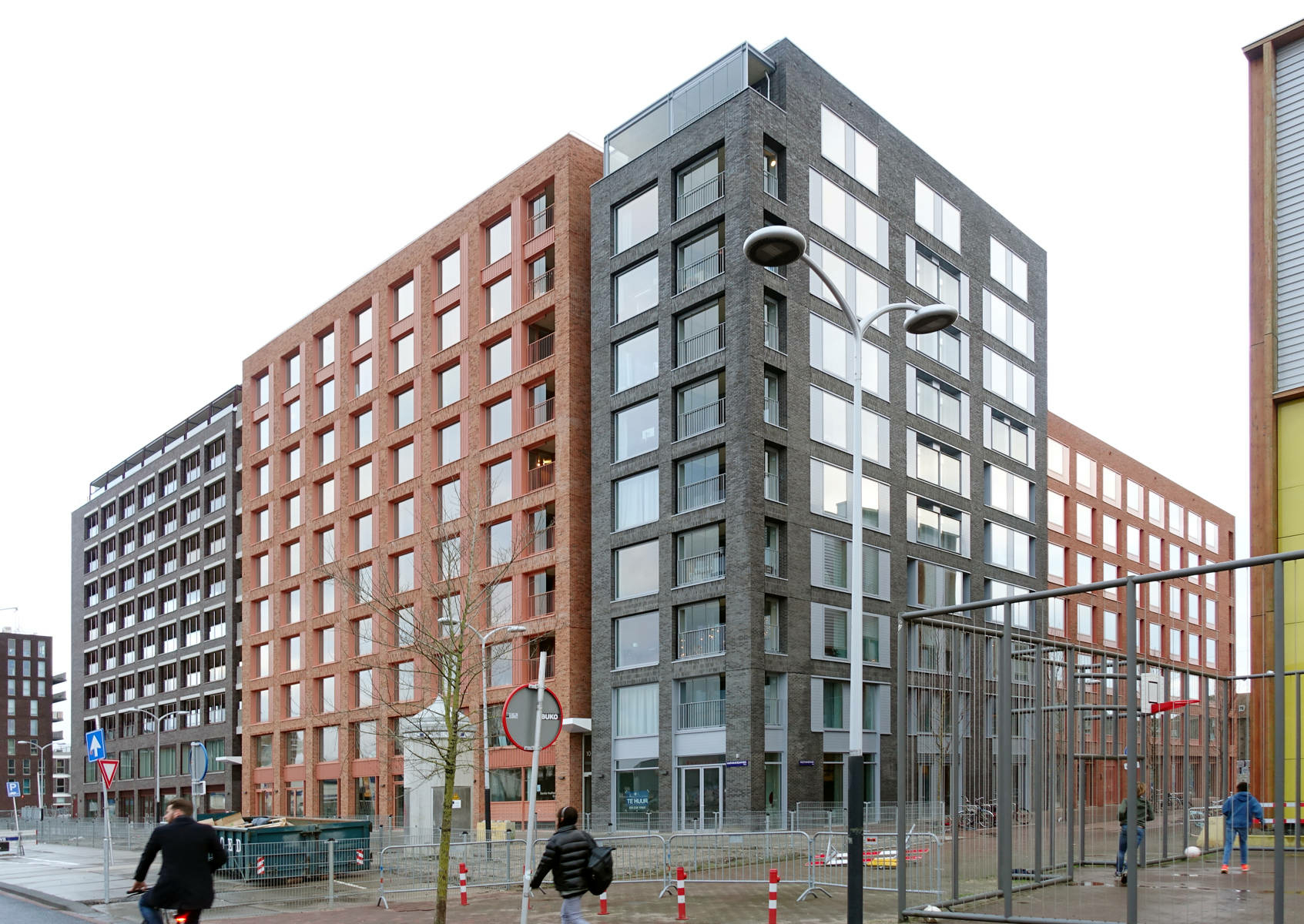 Vor- und R&uuml;ckspr&uuml;nge, sowie H&ouml;hen- und Farbunterschiede brechen den Ma&szlig;stab des Gro&szlig;komplexes auf eine f&uuml;r den Kontext regul&auml;re Gr&ouml;&szlig;e runter.