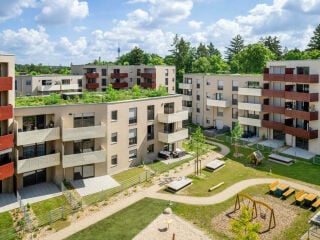 Das Wohnquartier nach Plänen von Grabow Zech besteht aus sieben polygonal geformten Baukörpern, zwischen denen sich Gemeinschaftsflächen und viel Grün anordnen.