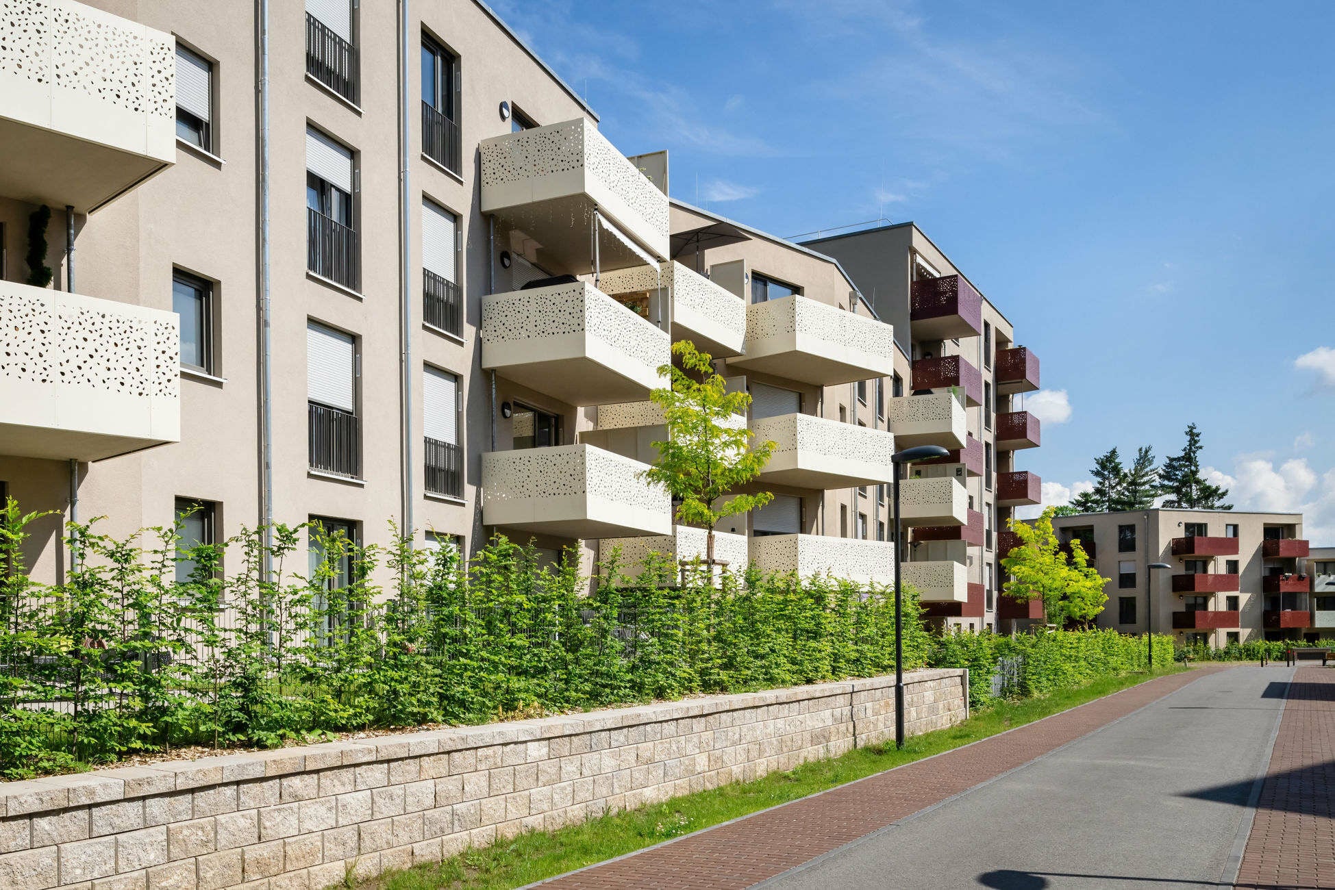 Die einst versiegelte Fl&auml;che wurde gr&ouml;&szlig;tenteils ge&ouml;ffnet und begr&uuml;nt. Die Stra&szlig;en wurden mit versickerungsf&auml;higem Pflaster versehen.