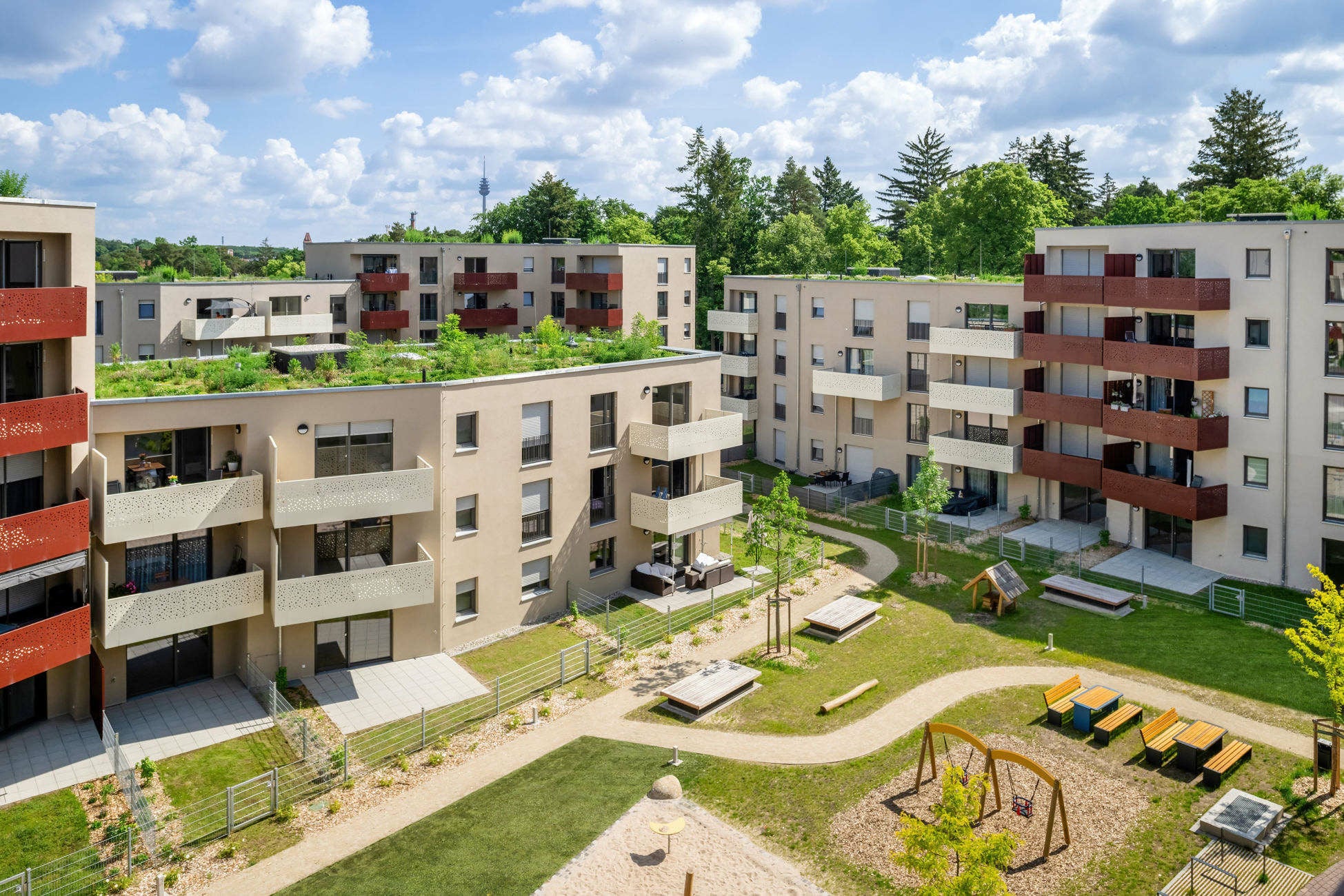 Gro&szlig;z&uuml;gige Gr&uuml;nfl&auml;chen mit klimaresilienter Bepflanzung und eine versickerungsf&auml;hige Infrastruktur machen das ehemals versiegelte Grundst&uuml;ck zur Schwammstadt.