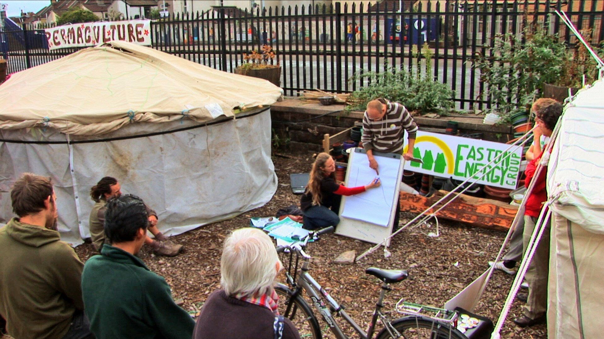 Die Dokumentation Voices of Transition von Nils Aguilar zeigt die Chancen des urbanen Garten unteranderem an Projekten in Bristol, Großbritannien.