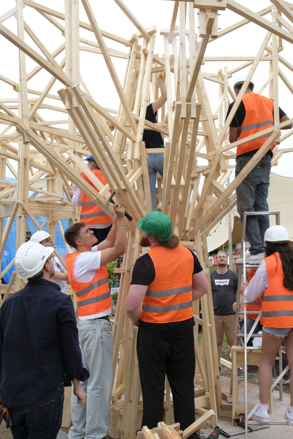 Die Studierenden bauten die eigens vorgefertigten Elemente auf der Baustelle zusammen.