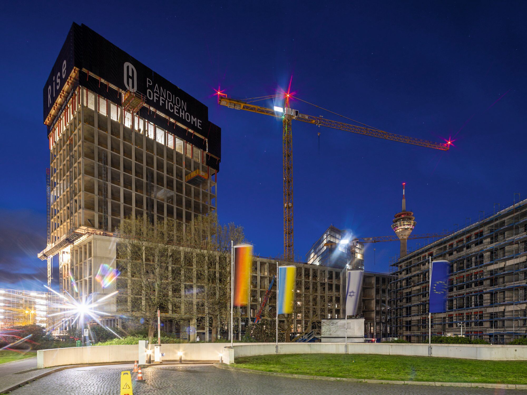 70 Meter reicht der Turm in die Höhe, das oberste Geschoss wurde dabei ab April 2024 realisiert.