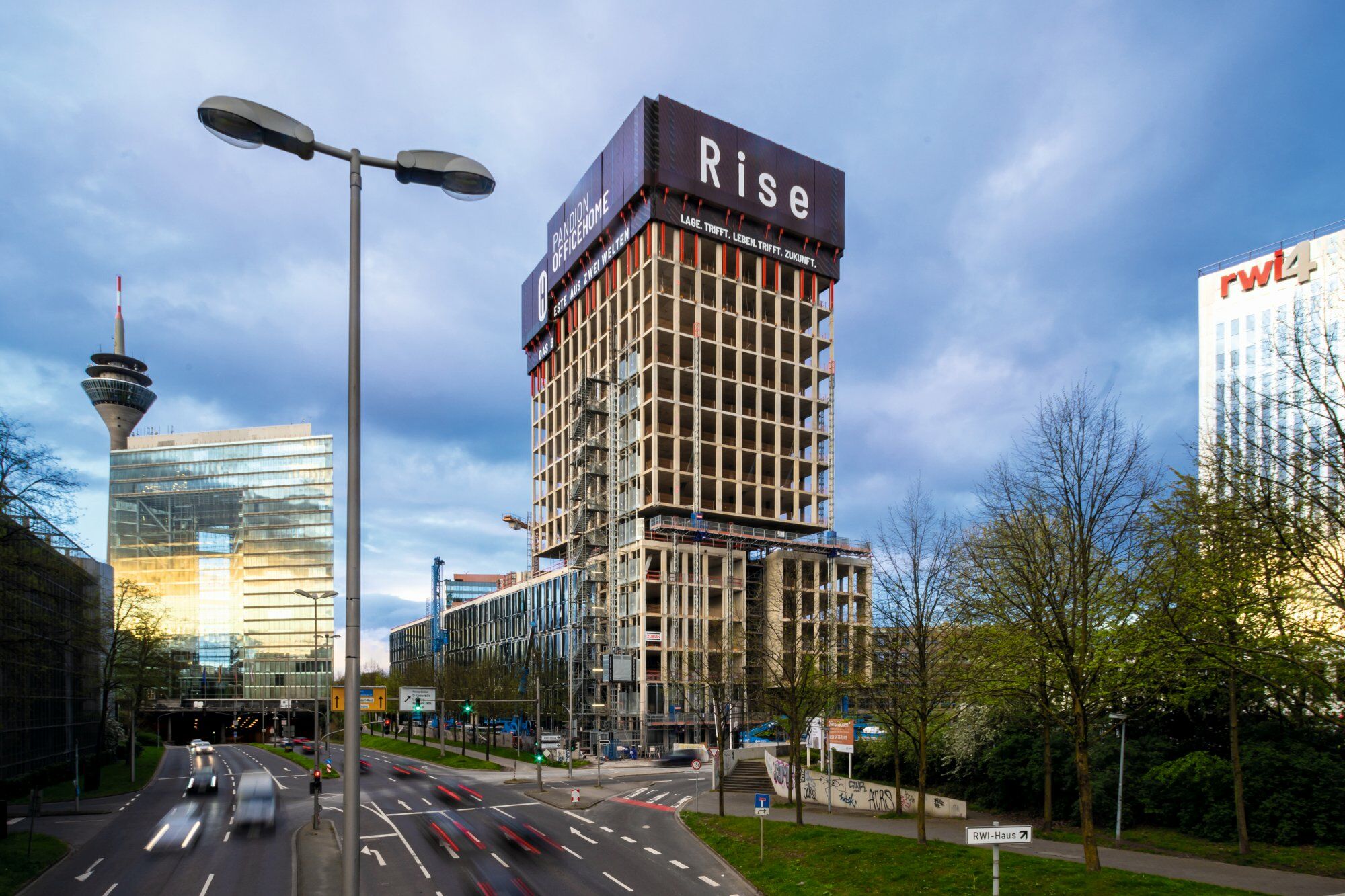Das für eine reine Büronutzung vorgesehene Hochhaus zählt bis zu 17 Geschosse und bildet ein Ensemble zusammen mit einem Wohngebäude desselben Entwicklers.