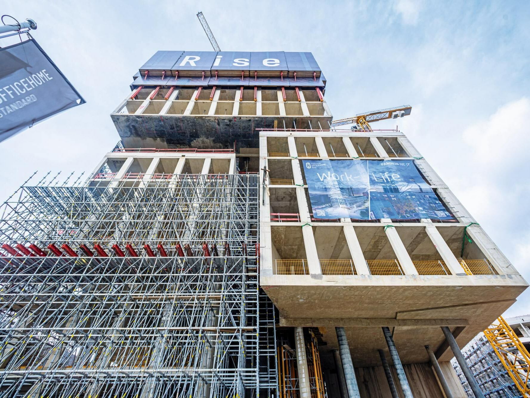 Das Projekt Officehome Rise entsteht derzeit in innerstädtischer Lage von Düsseldorf und wurde vom Kölner Architekturbüro caspar. entworfen.
