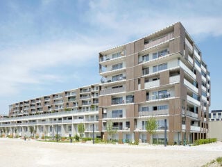 An der Hanauer Straße im Münchner Stadtteil Moosach hat das Wiener Planungsbüro Superblock Ziviltechniker einen länglichen Wohnkomplex entworfen.