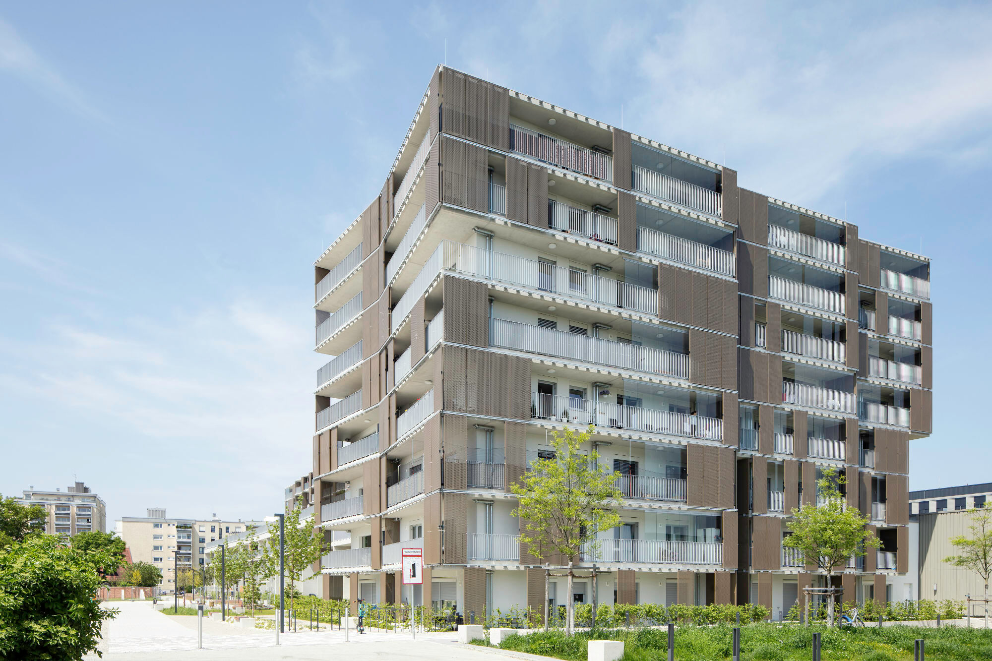 Seit 2022 vereint das achtgeschossige Gebäude 118 Werkswohnungen der Stadtwerke München unter einem Dach.