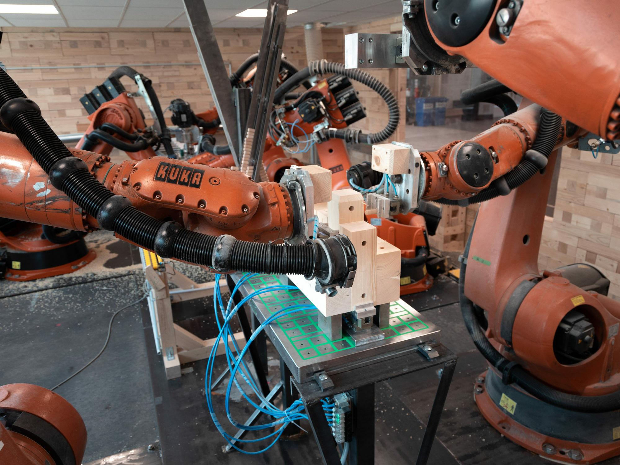 Robotische Produktion der Triqbriq-Holzbausteine