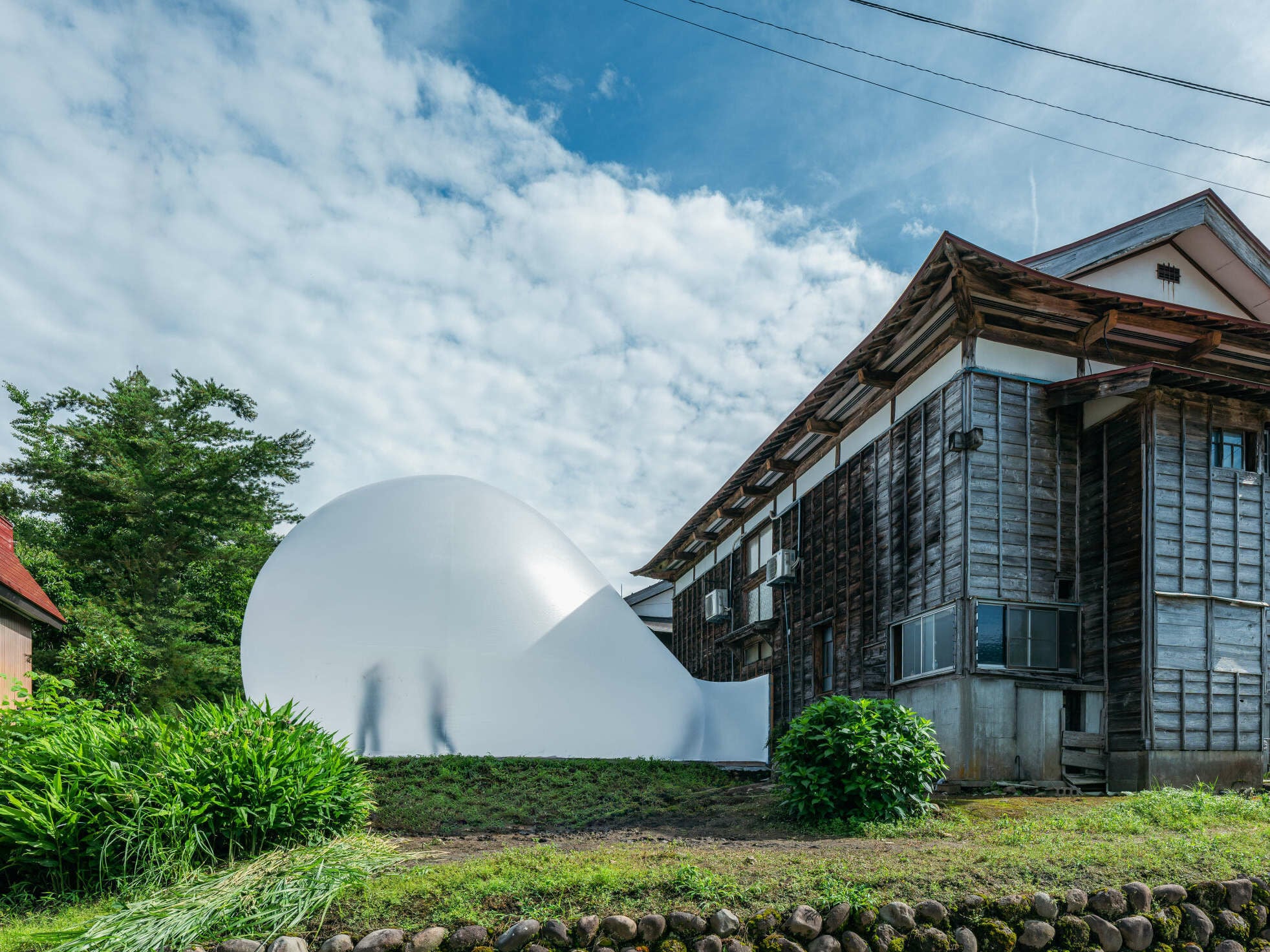 Ma Yansong und MAD Architects haben für die Echigo-Tsumari Kunsttriennale 2024 die Installation Ephemeral Bubble realisiert