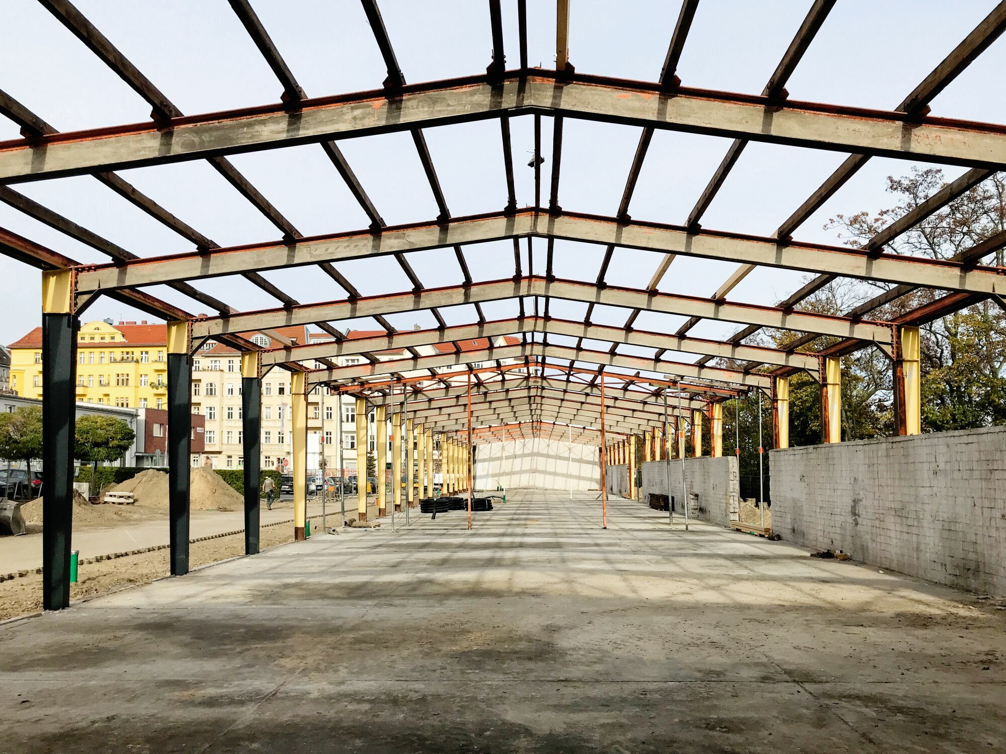 Das altes Stahltragwerk wurde erhalten und dient der neuen Arbeitswelt als rhythmusgebende Primärstruktur.
