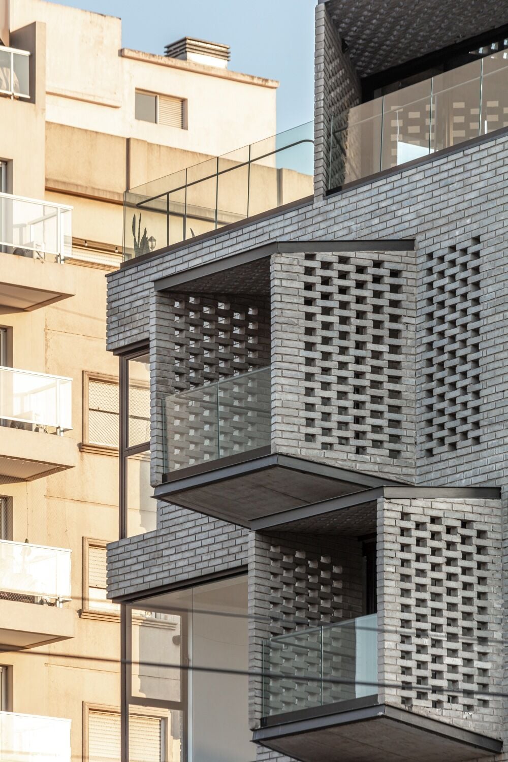 Um auf die Umgebung zu reagieren und das Wohnhaus in das Viertel zu integrieren, haben die Architekt*innen ein mehrschichtiges Konzept entwickelt.