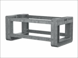 Das Fertigfundament ermöglicht eine professionelle und schnelle Installation der Wärmepumpen-Außeneinheit ohne Wartezeiten für die Austrocknung eines Betonfundaments.