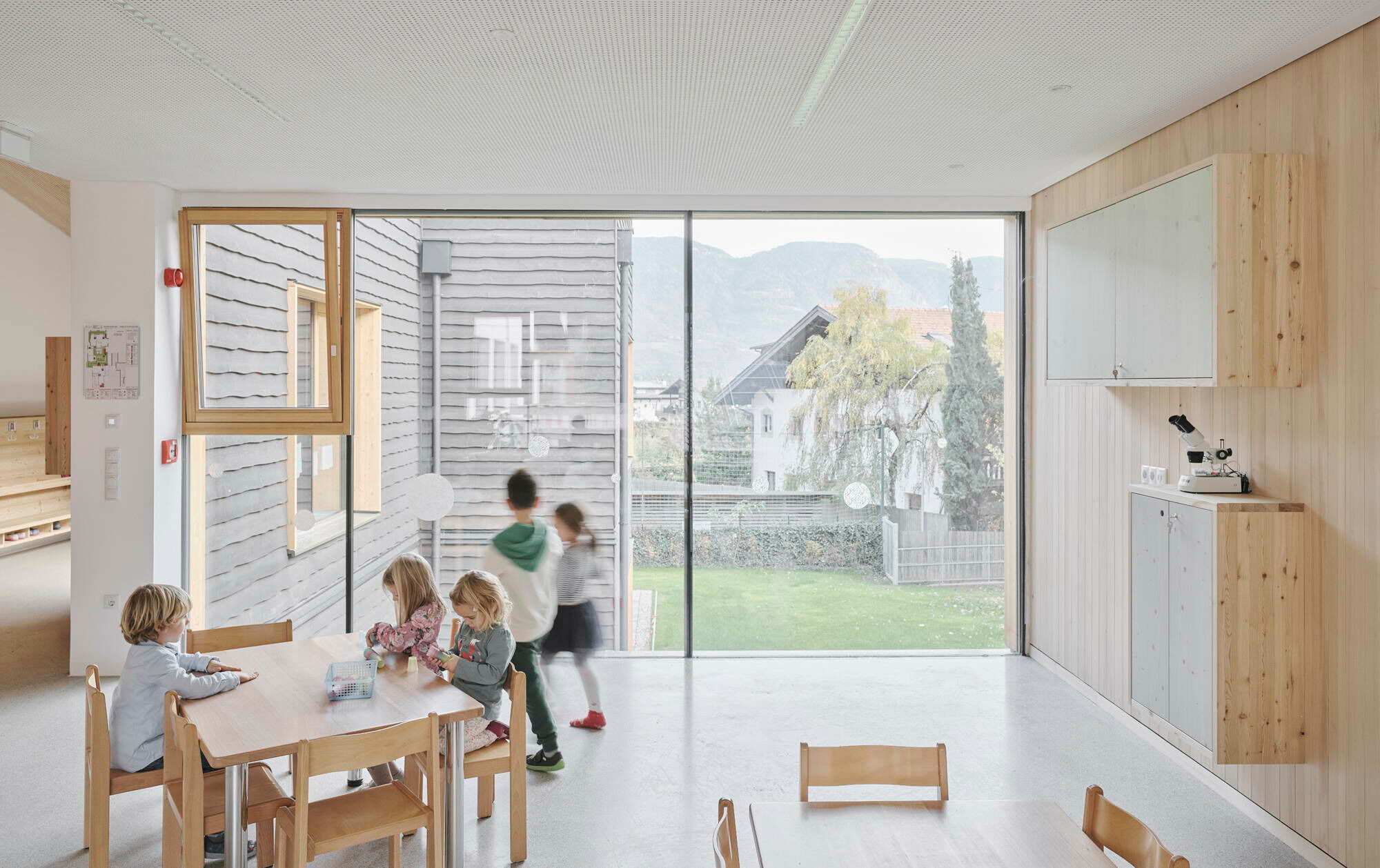 Im Zentrum des Entwurfs stehen die Kinder als Akteure, weswegen sich die Raumgestaltung am individualisierenden Lernen, an der Selbstorganisation, dem Mitgestalten und vor allem am Schaffen von Begegnungs- und Freiräumen ausrichtet.