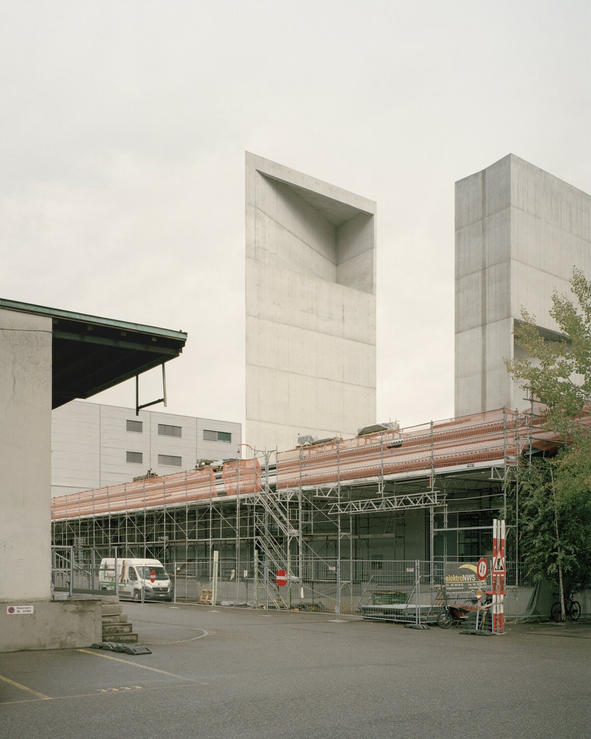 Lagerhallen wie diese sind typisch für den früheren Umschlagplatz im Osten der Baseler Stadtregion.