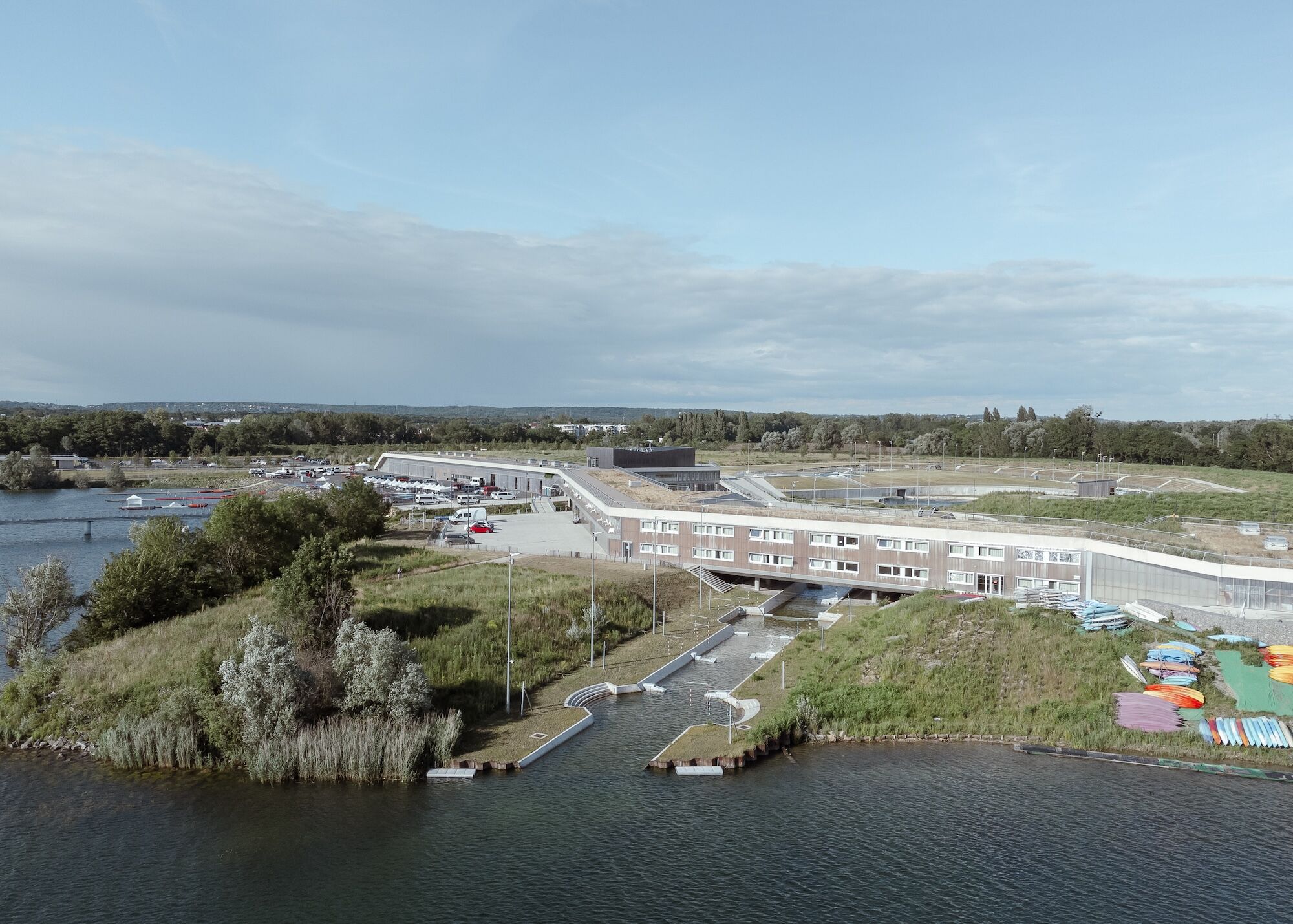 Das Münchner Büro Auer Weber Architekten konnte mit einem Entwurf überzeugen, der sich in die weitläufige Landschaft einfügt. Hier: Blick auf die Sportler*innenunterkünfte.
