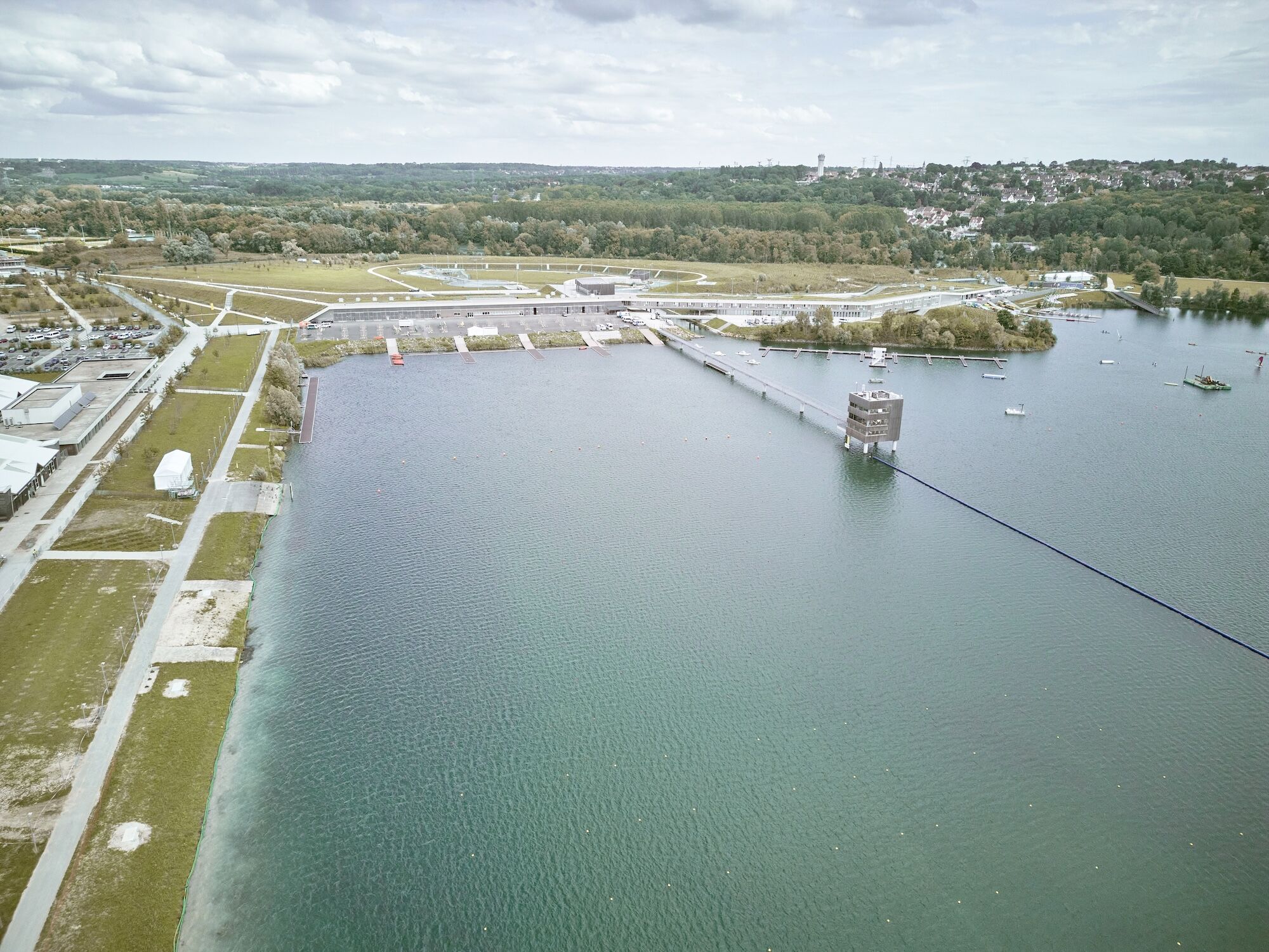 Das neue Sportzentrum liegt an der östlichen Schmalseite des Regattasees.