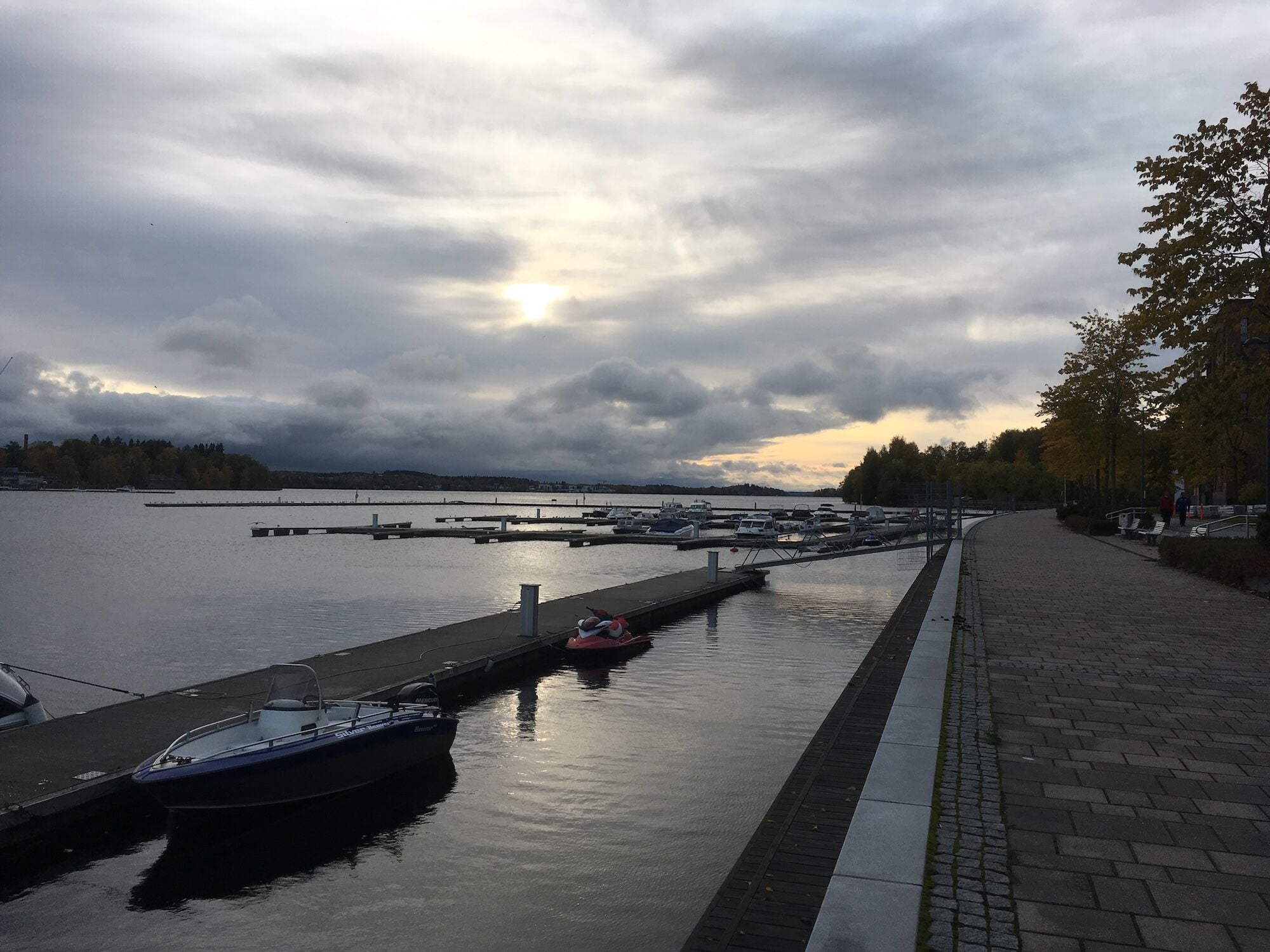 Wasser prägt die Landschaft der nordischen Länder, im Bild der Hafen in Tampere, Finnland.