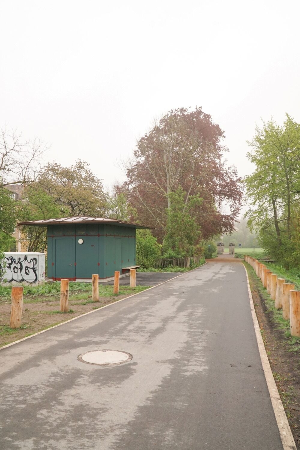 Auffällig ist die Farbgebung: Petrolblaue Fassadenplatten mit rot lakierten Stahl-Fügungselementen. 