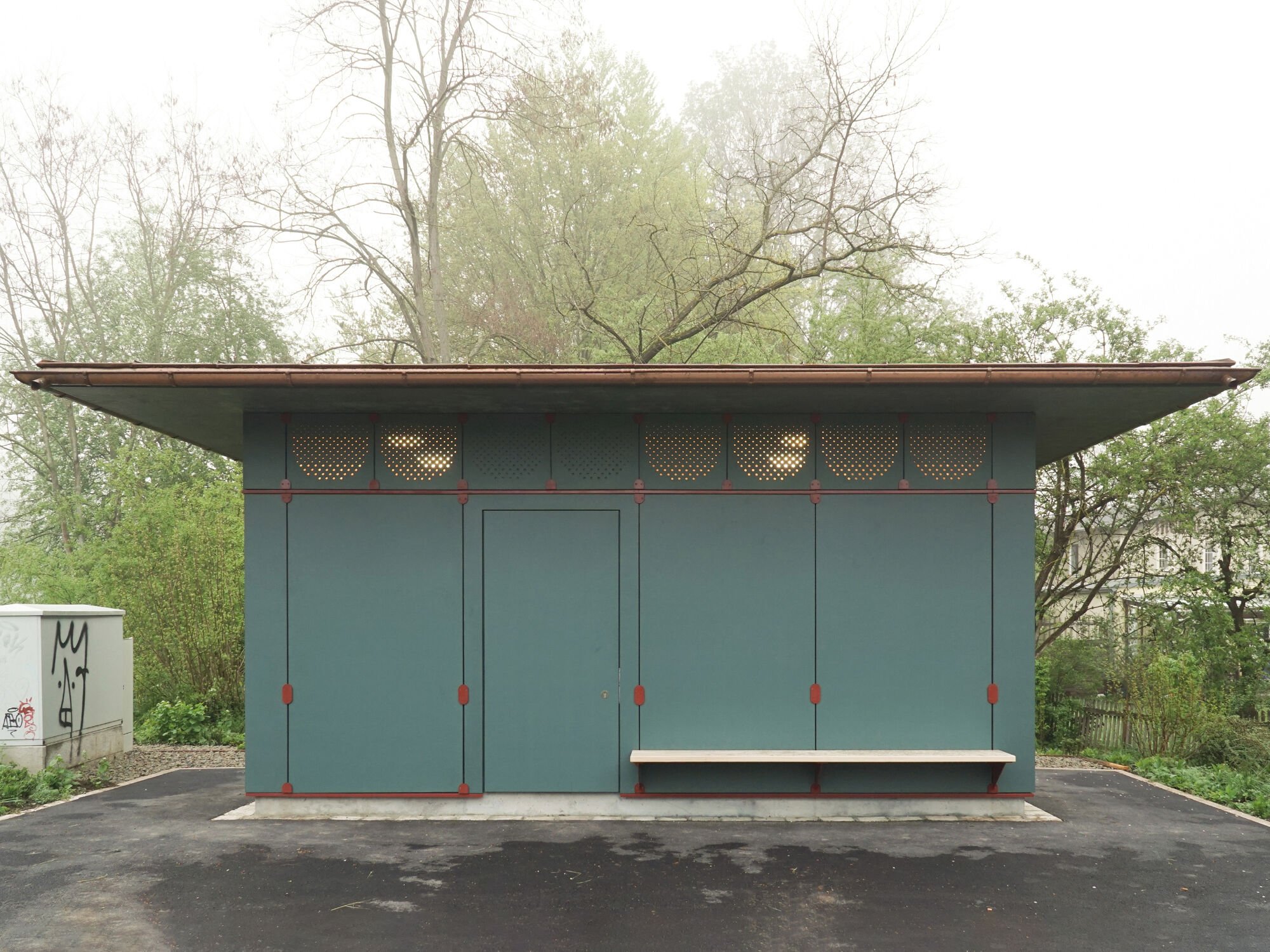 Keine graue Kiste, sondern ein bis ins Detail gestalteter Pavillon dient in Weimar als öffentliche Toilettenanlage. 