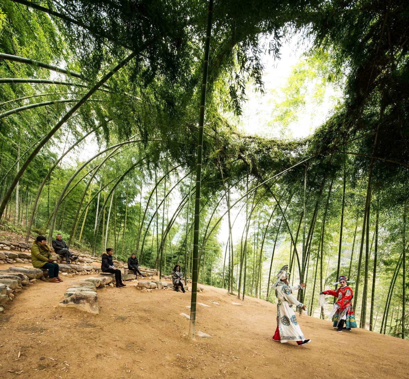 Im Fall des Bambustheaters im Dorf Hengkeng hat Xu Tiantian mit Unterstützung der Dorfbewohner*innen, einen gewölbten Raum geflochten und gebogen.