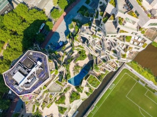 Die kontrastreichen Fassaden des Valleys zeichnen sich durch vollverglaste Oberflächen und zerklüftete Terrassen aus. 