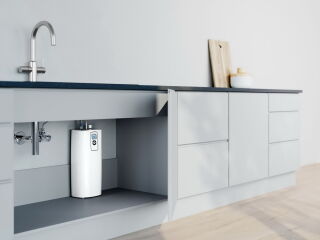 Der Heißwasser-Speicher HOT 2.6 N Premium passt in fast jeden Unterschrank und liefern jederzeit fast kochendes Wasser ohne Wartezeit.