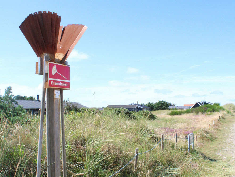 Sollte sich in der Umgebung ein Feuer ausbreiten, stehen in der Dünenlandschaft der dänischen Nordseeküste Brandklatschen (dänisch: Branddasker) für dessen Eindämmung zur Verfügung.