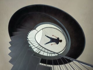 In Prag hat das Architekturbüro Petr Janda / Brainwork eine Maisonettewohnung aus- und umgebaut.