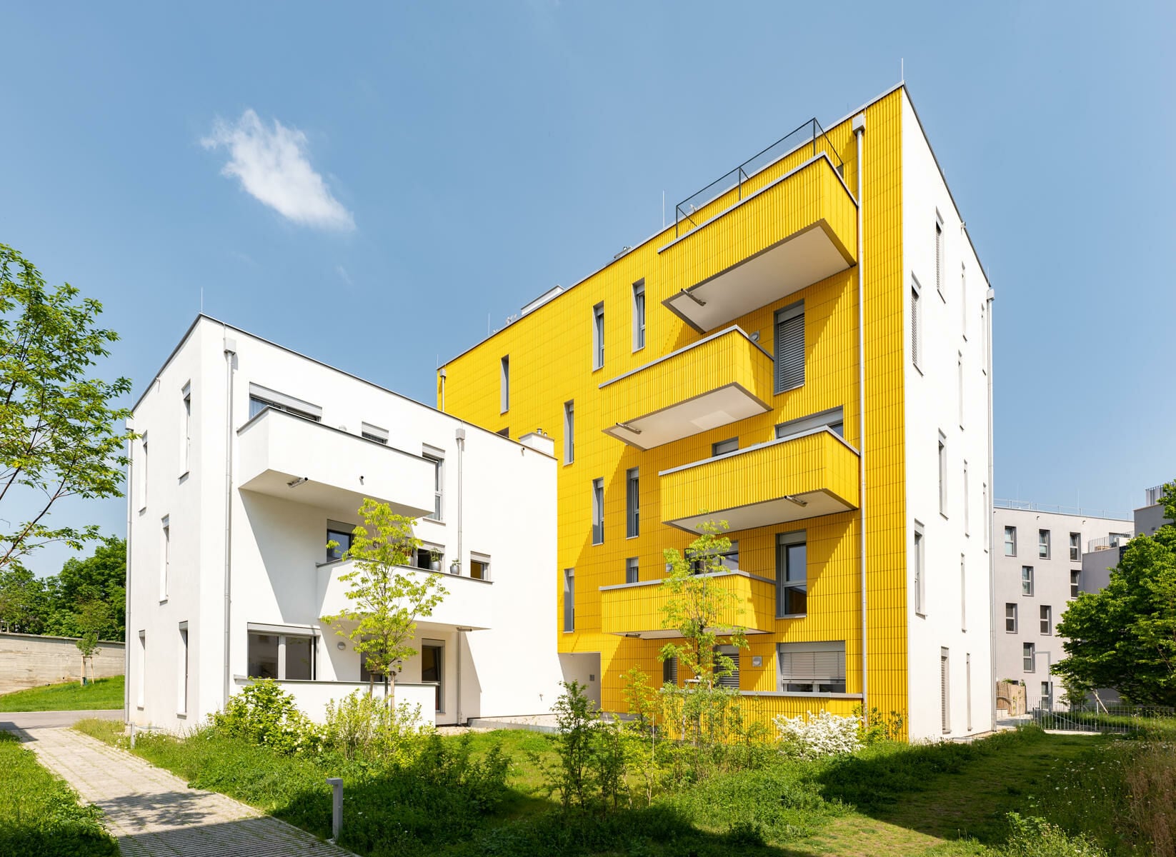 Das spanische Architekturbüro Arenas Basabe Palacios plante elf von zweiundzwanzig Wohnblöcken des Quartiers. Die L-förmigen Baukörper sind unter dem Namen Sonnenblumenhäuser bekannt.