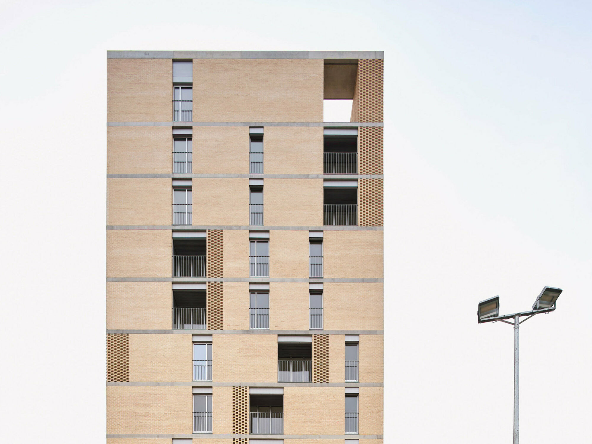 Das Wohnbauprojekt Social Atrium in Barcelona wurde nach Plänen von PERIS + TORAL Arquitectes errichtet.