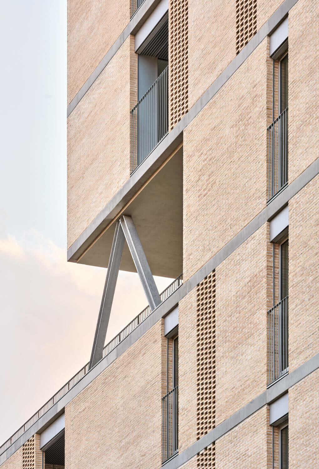 Der Baukörper besteht aus einem viergeschossigen Sockelbau und einem darauf aufsetzenden, sechsgeschossigen Turm.